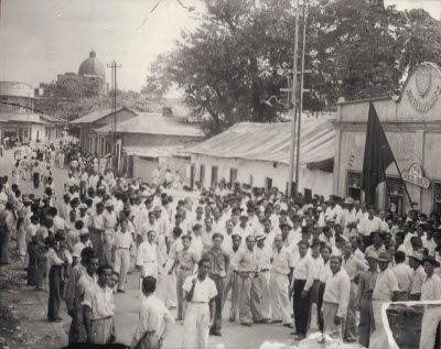 Convocados frente a la sindical obrera. Barrancabermeja - El Centro, 1924.